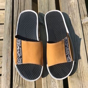 Men’s size 11 Timberland slides/sandals.